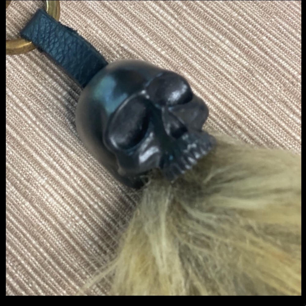 large skull and crossbones keychain with spectacular details